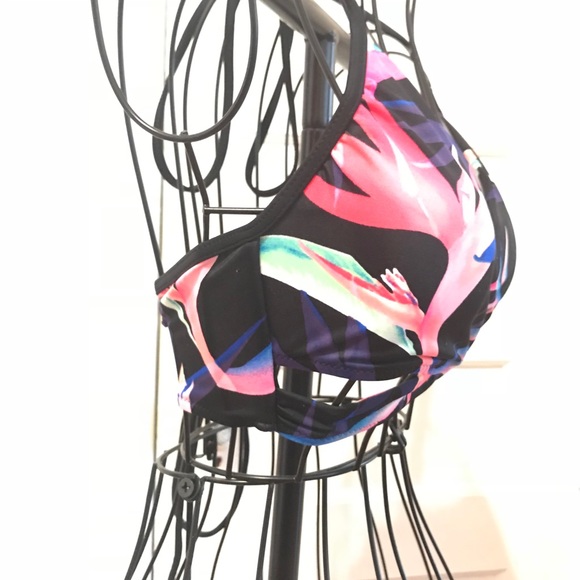 VSPINK WRAP BIKINI TOP NWOT - Picture 3 of 5